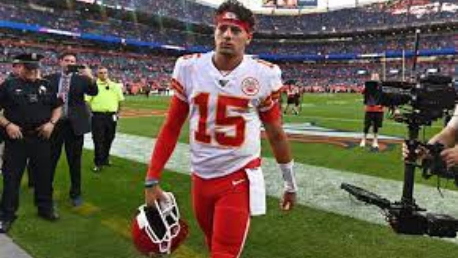 Mahomes breaks record with fastest football throw