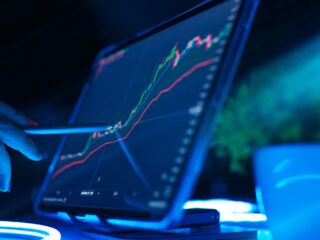 Which is More Effective for Sustained Trading Success: Manual or Automated Forex Signals?