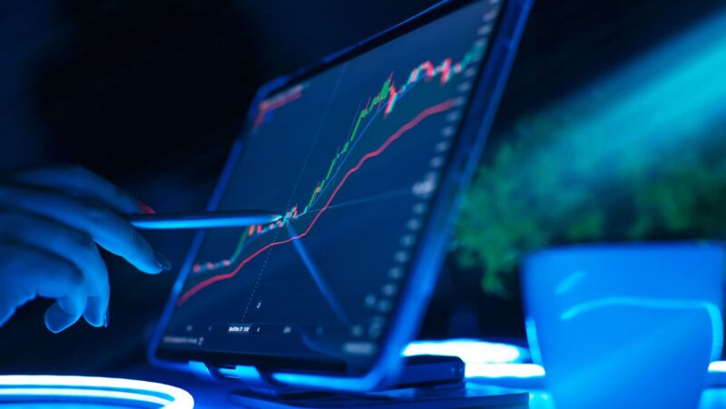Which is More Effective for Sustained Trading Success: Manual or Automated Forex Signals?